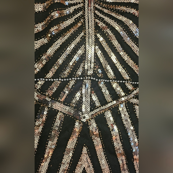 DECO DIVA-Art Deco-inspired beaded gown with detachable faux fur stole and appli - Picture 7 of 10